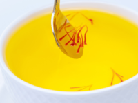 Saffraanthee na de menopauze verhoogt geluksgevoel